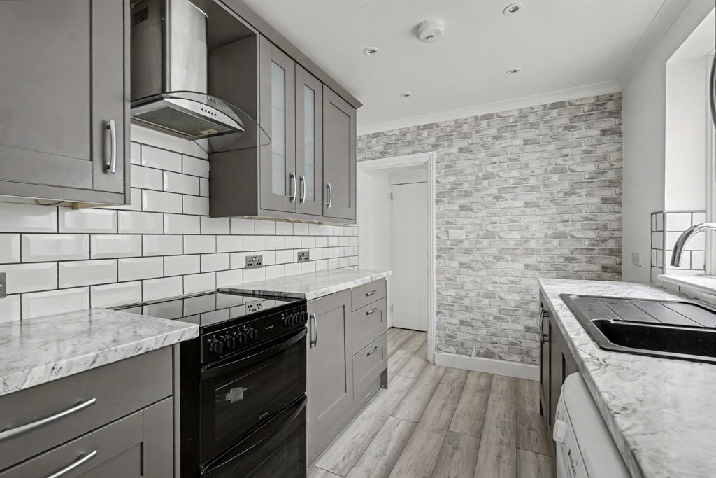 Property photo 3 of 16 4641857