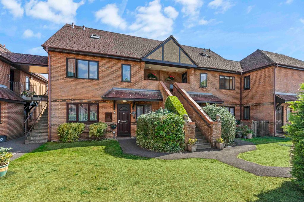 Property photo 1 of 22 4 Denton Court, Bobmore Lane, Sl7 1Gw New (Low Res)-4