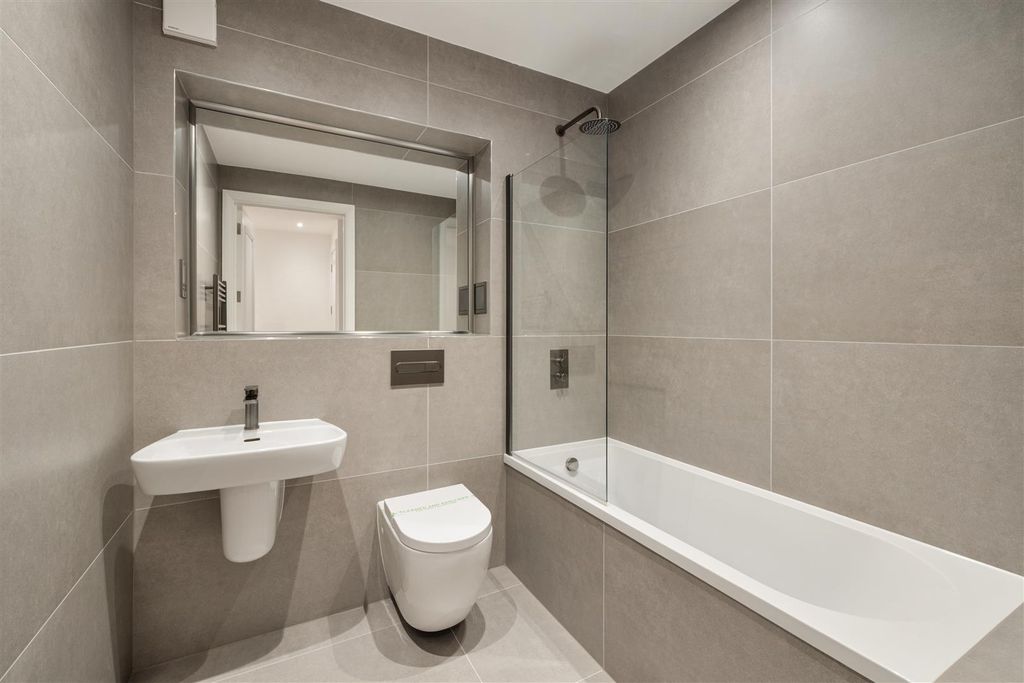 Property photo 2 of 17 Whitehall Road, E4