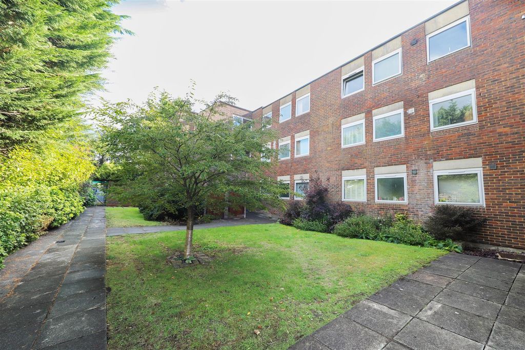 Property photo 1 of 7 Hawksworth Close