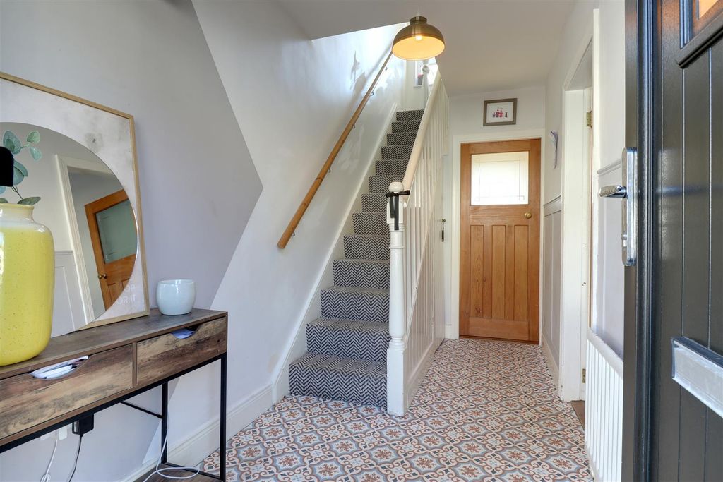 Property photo 2 of 16 Entrance Hall