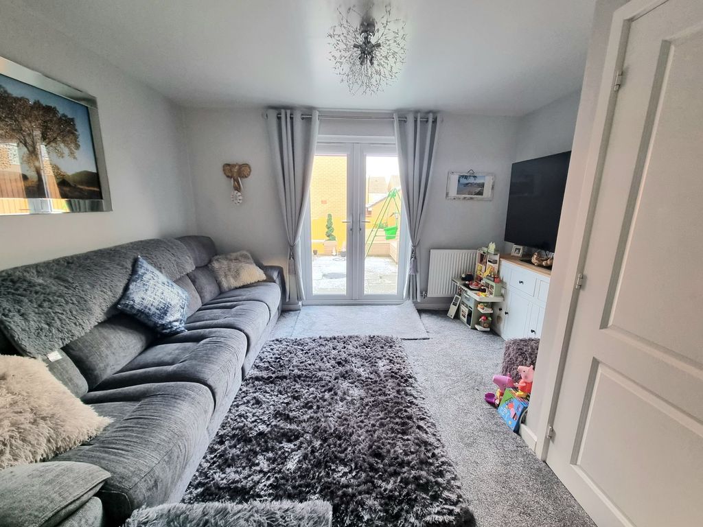 Property photo 3 of 20 Lounge