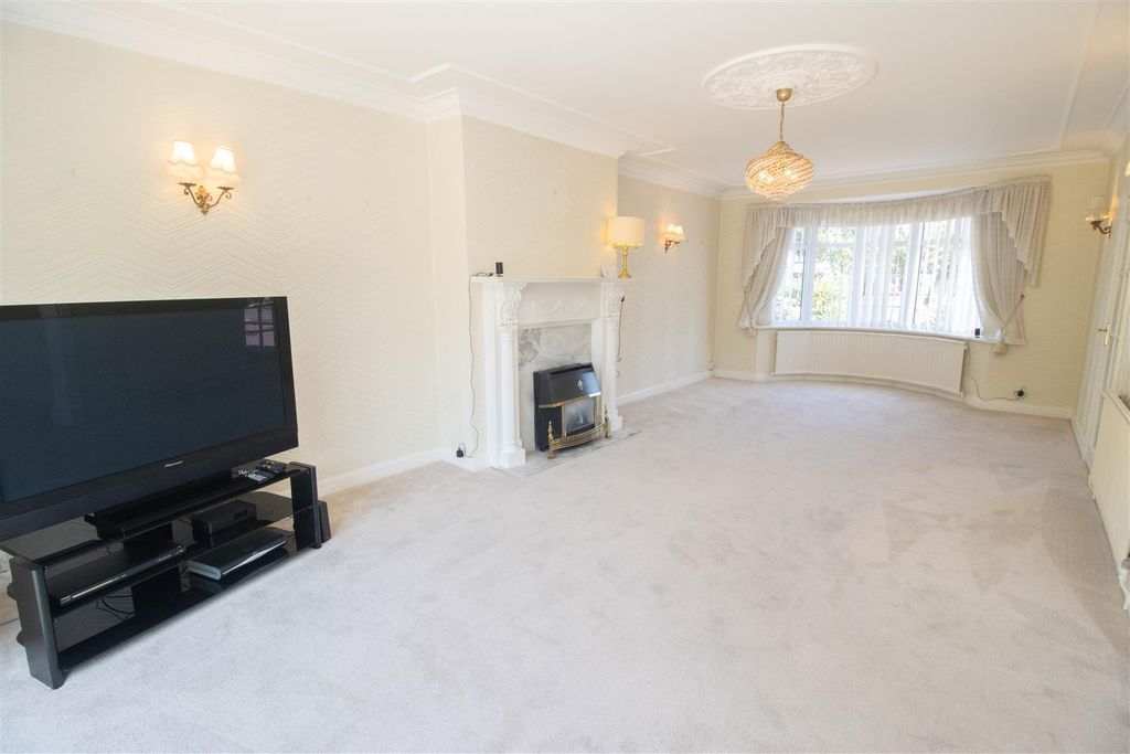 Property photo 2 of 17 Lounge