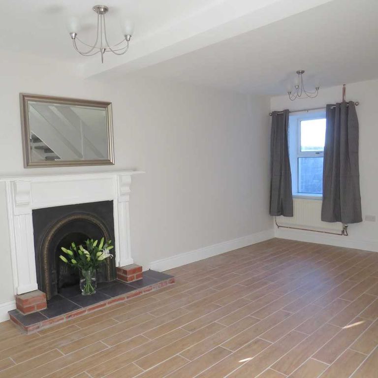 Property photo 3 of 12 Lounge :