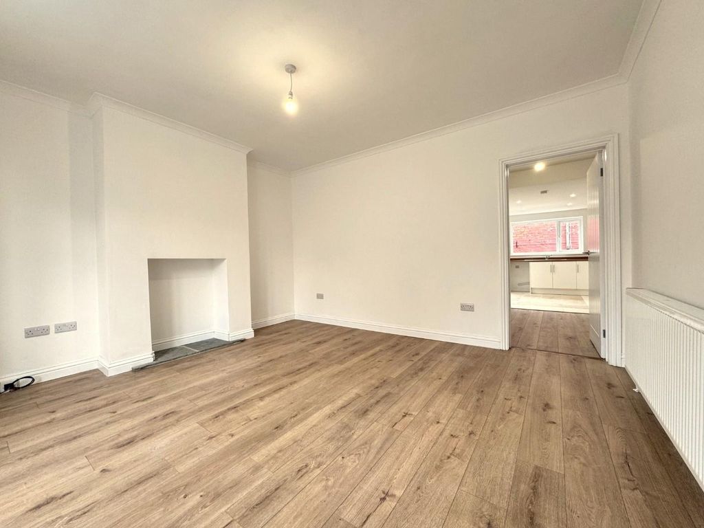 Property photo 3 of 24 Lounge