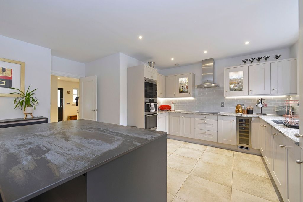 Property photo 2 of 14 Photo 8