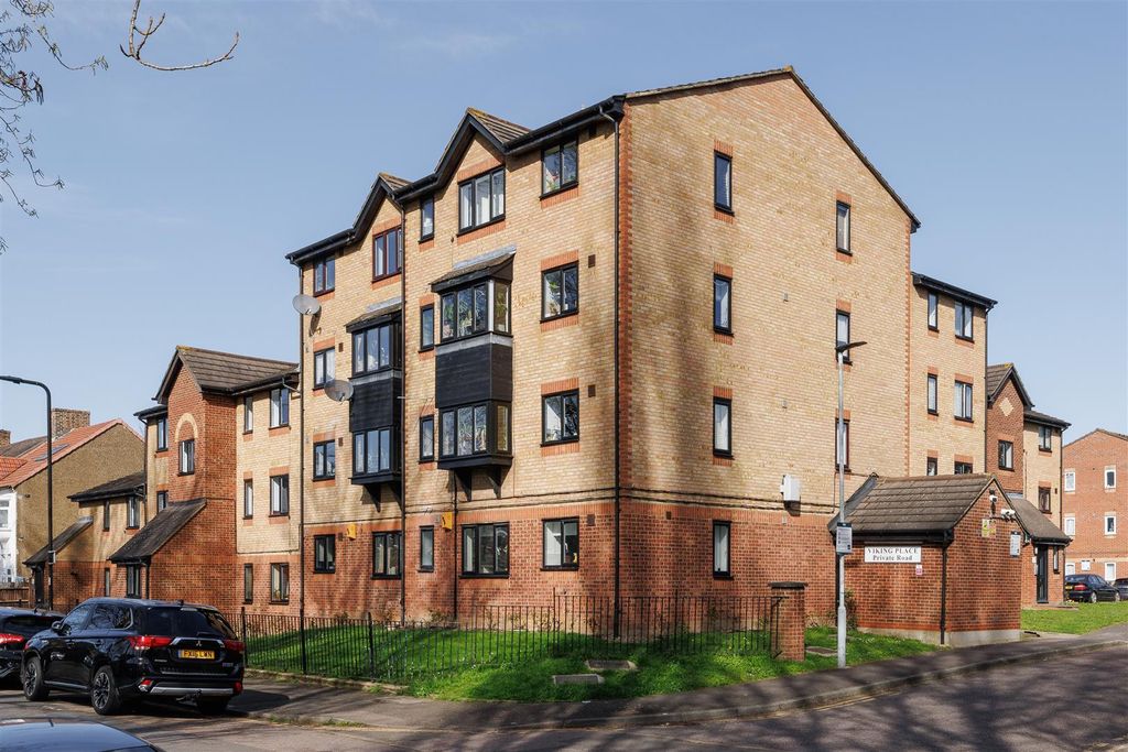 Property photo 1 of 28 Seymour Road, E10