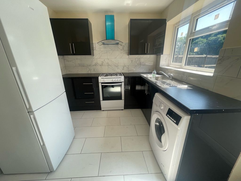 Property photo 1 of 10 Bathroom