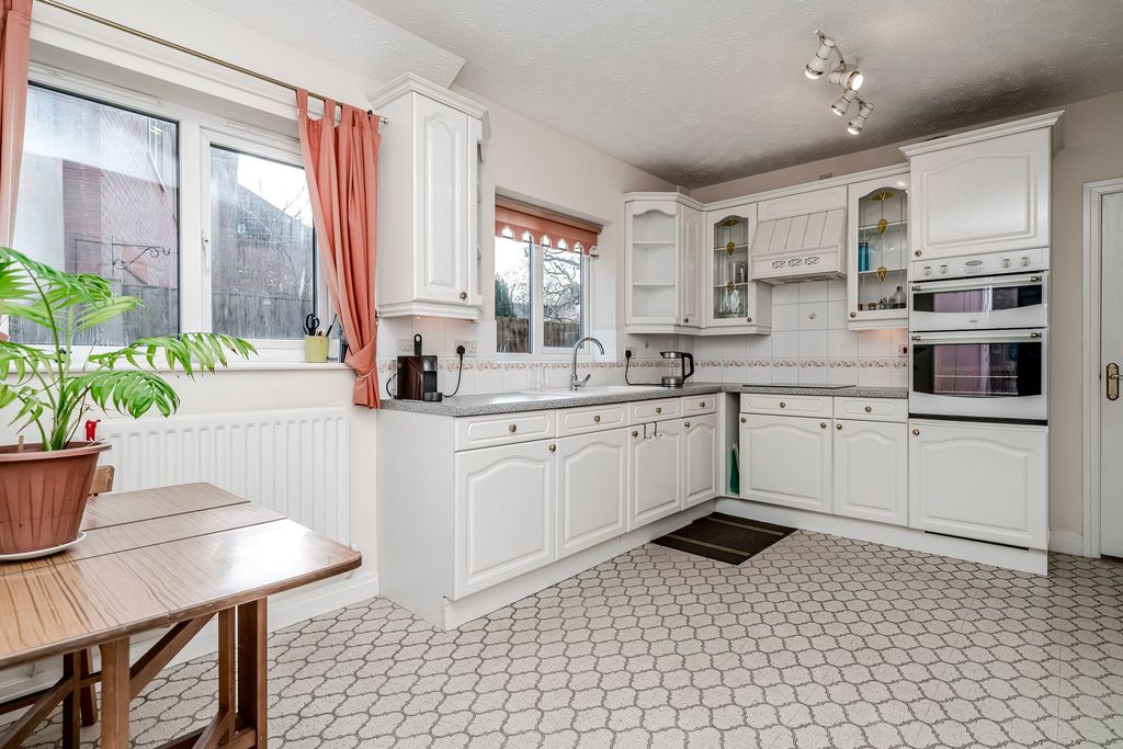 Property photo 3 of 37