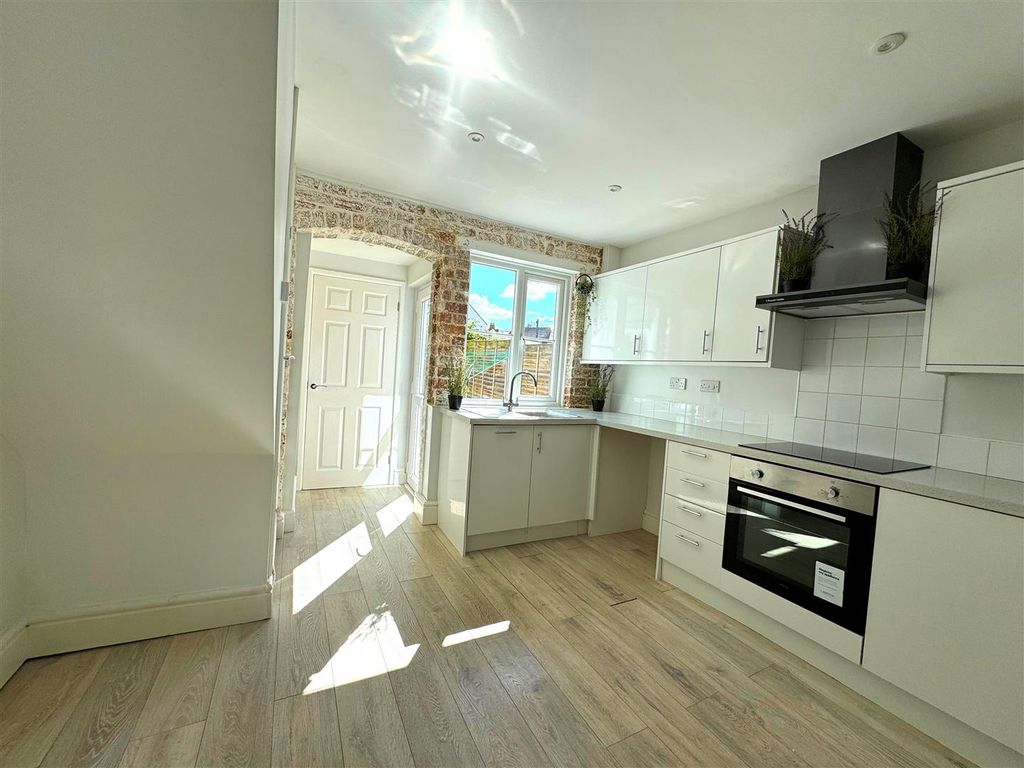 Property photo 3 of 14 Kitchen (6).Jpg
