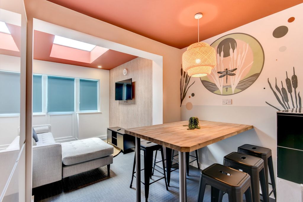 Property photo 1 of 6 Bright, Modern Living Area With A Cosy Chaise Sofa...