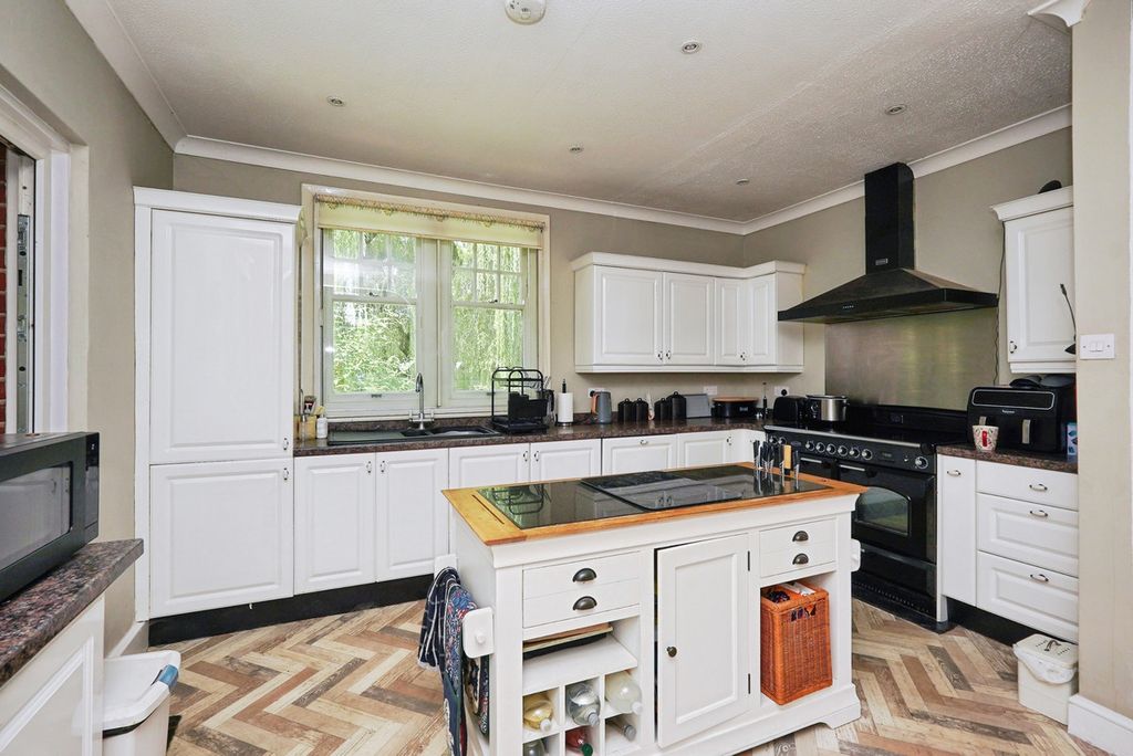 Property photo 2 of 33