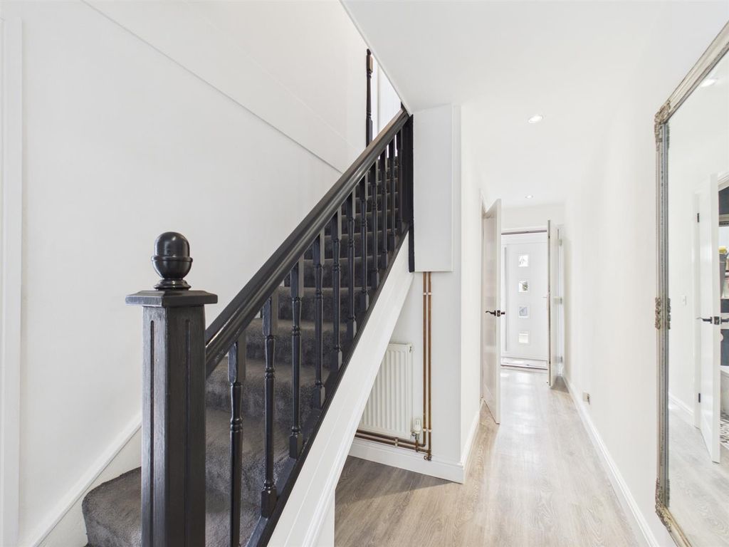 Property photo 3 of 18 Entry Hall