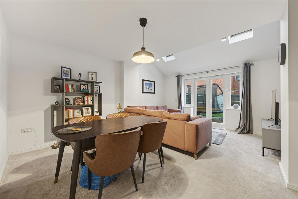 Property photo 3 of 14 81Stcrispindrweb14.Jpg