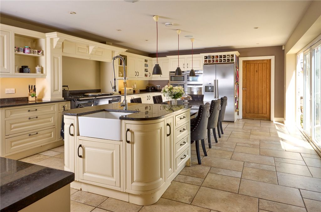 Property photo 2 of 17 Kitchen/Breakfast