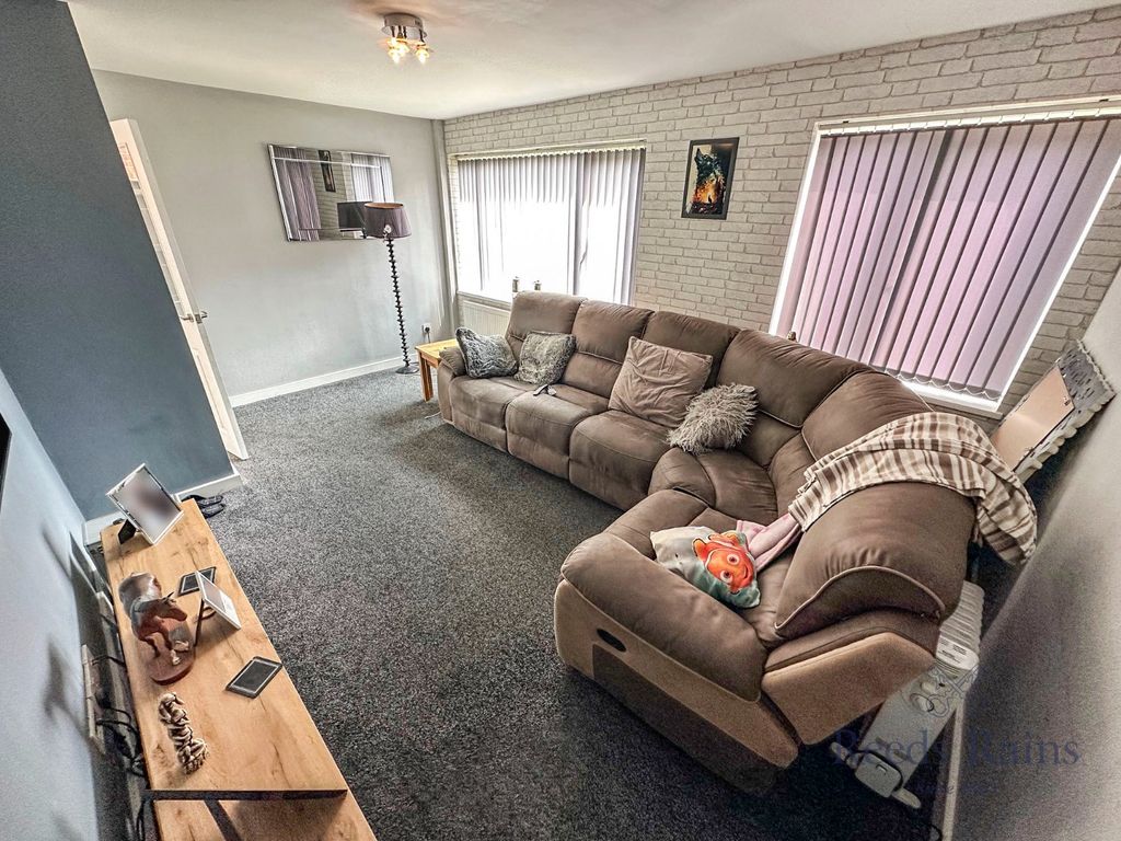 Property photo 2 of 11 Lounge