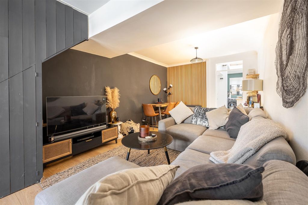 Property photo 2 of 26 Brunel Road, Ig8