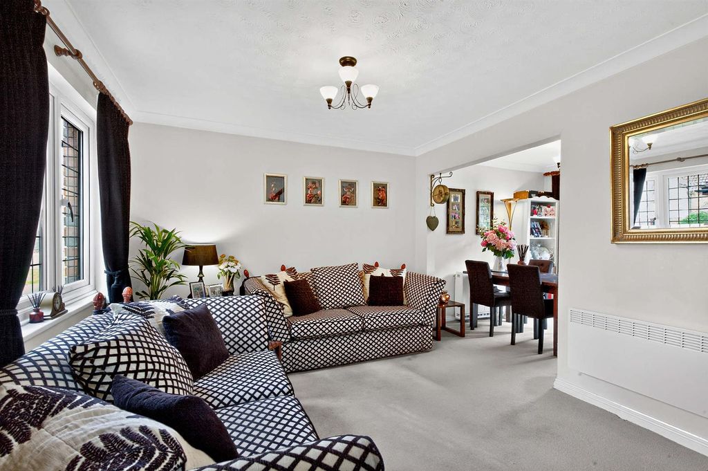 Property photo 3 of 11 8685608-Interior02-800.Jpg