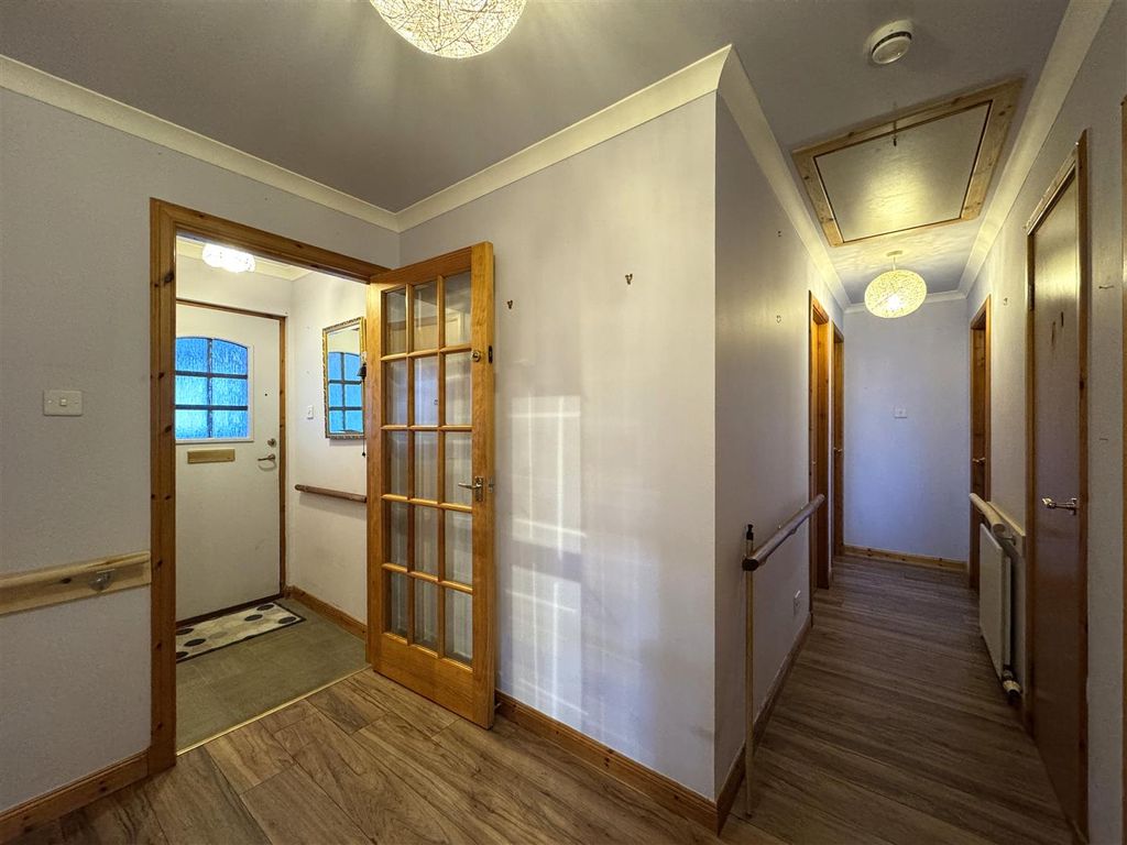 Property photo 2 of 18 Hallway.Jpg