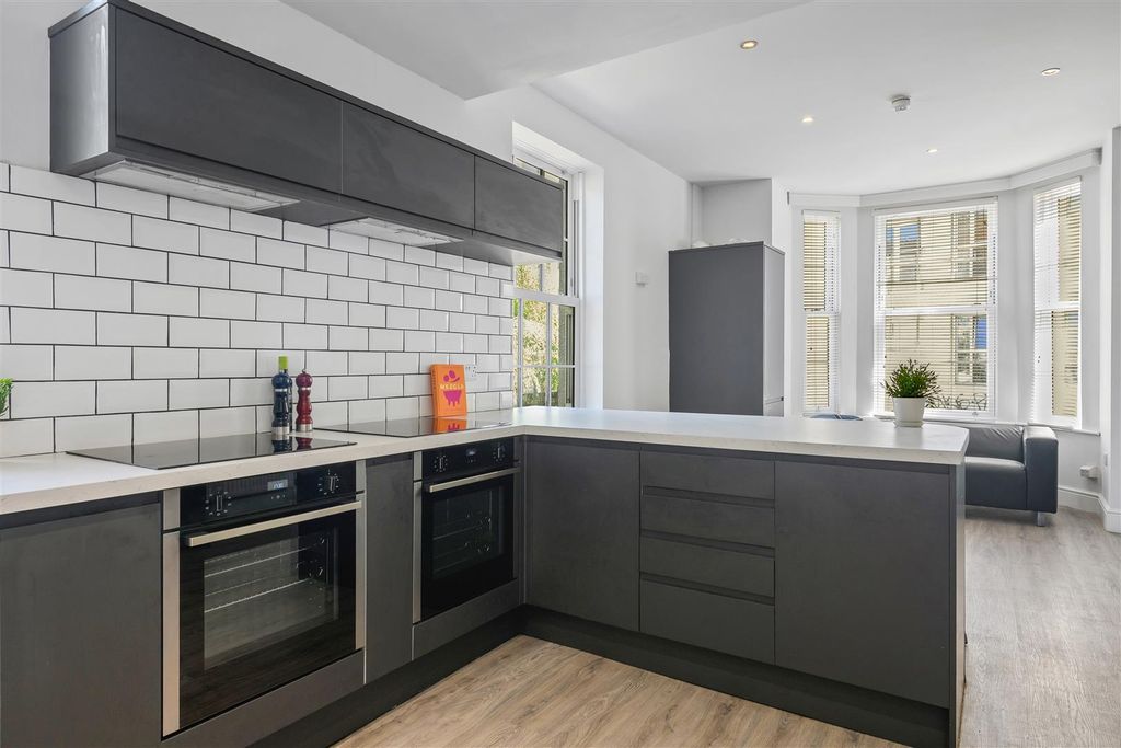 Property photo 3 of 13 1, 60 Talbot St-Hi-4.Jpg