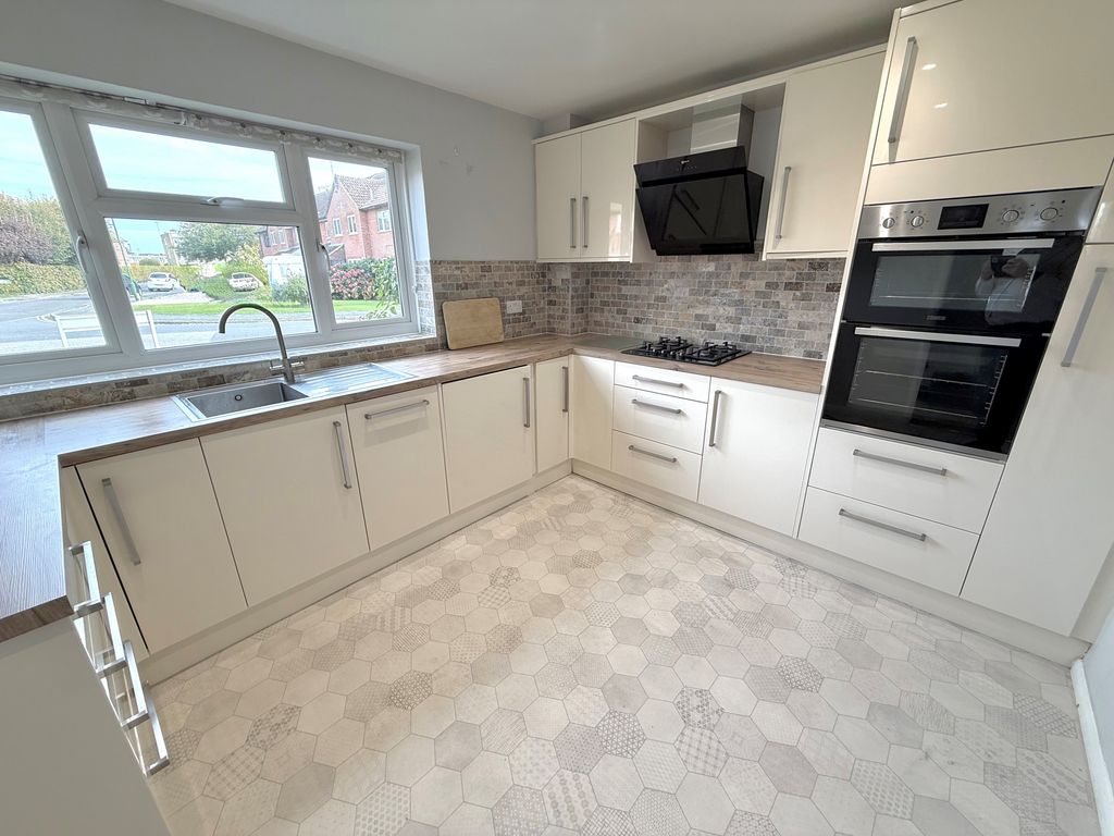 Property photo 2 of 15 11 Wakehurst Place Kitchen1