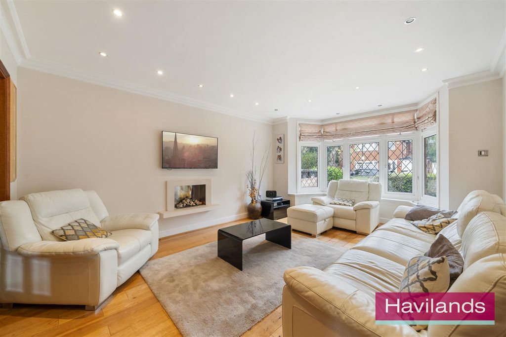 Property photo 2 of 17 Corby Crescent-9.Jpg