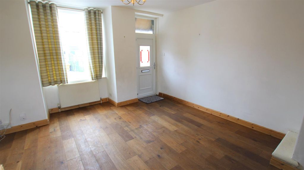 Property photo 3 of 12 Kitchen / Living