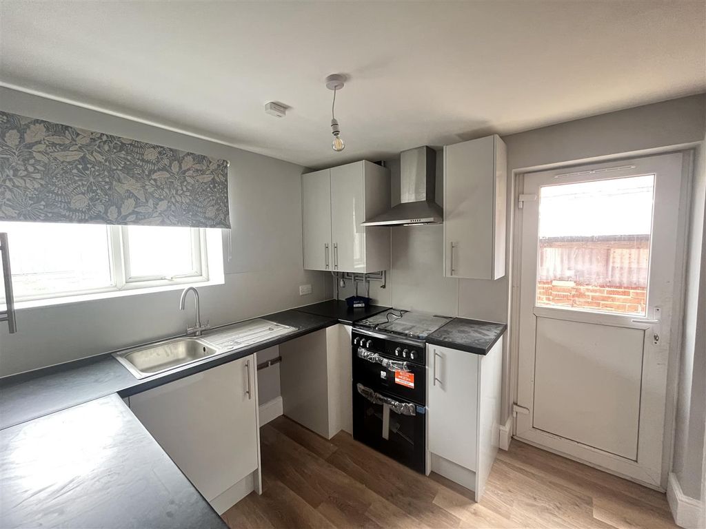 Property photo 3 of 11 Kitchen
