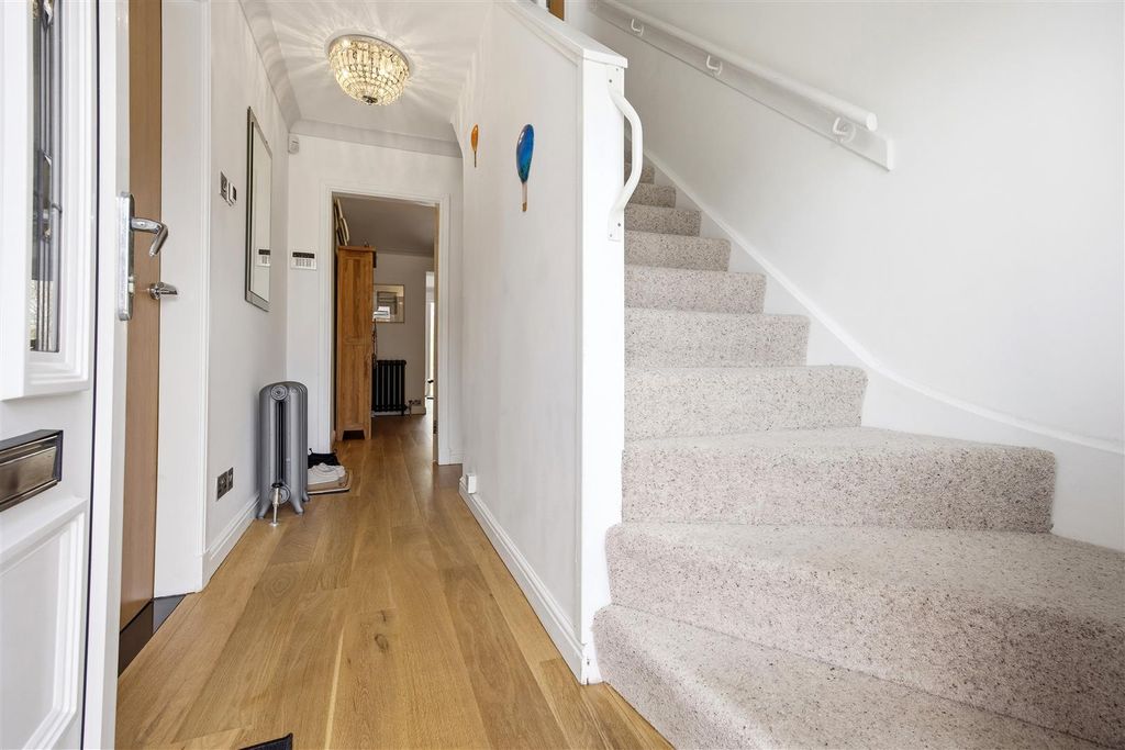 Property photo 2 of 33 59_Larkfield_Rd_Lenzie_008.Jpg