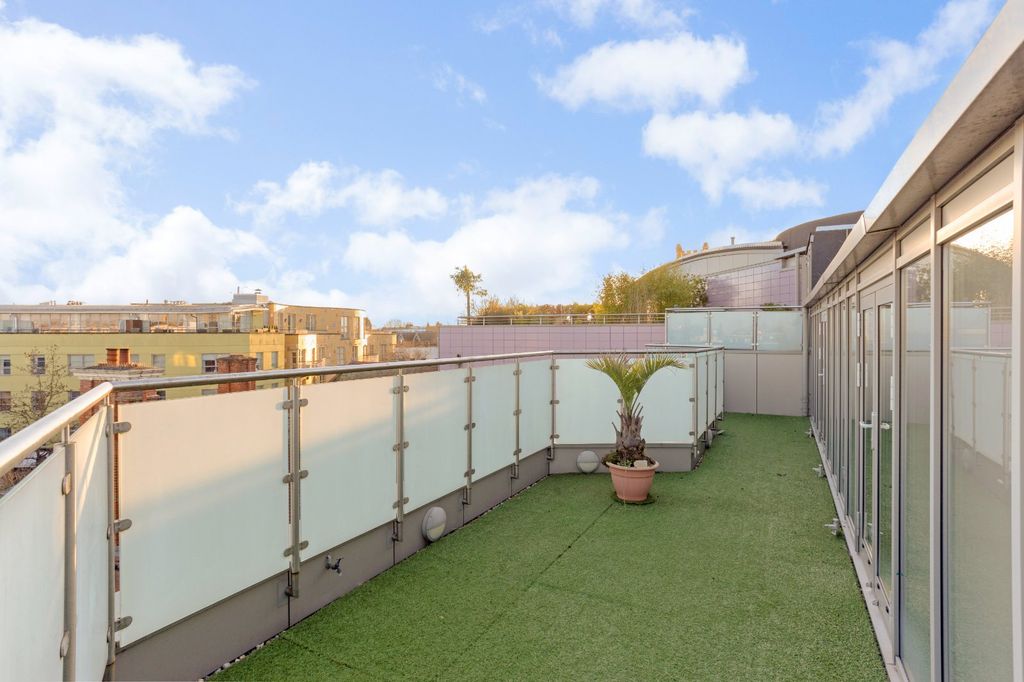 Property photo 2 of 10 Roof Terrace