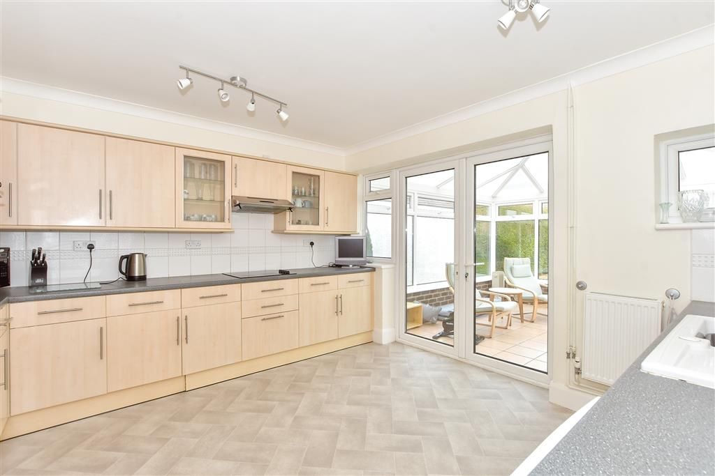 Property photo 3 of 12 Kitchen