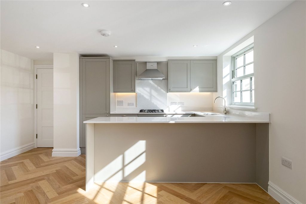 Property photo 3 of 10 Flat 2