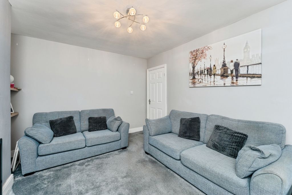 Property photo 3 of 18 Lounge