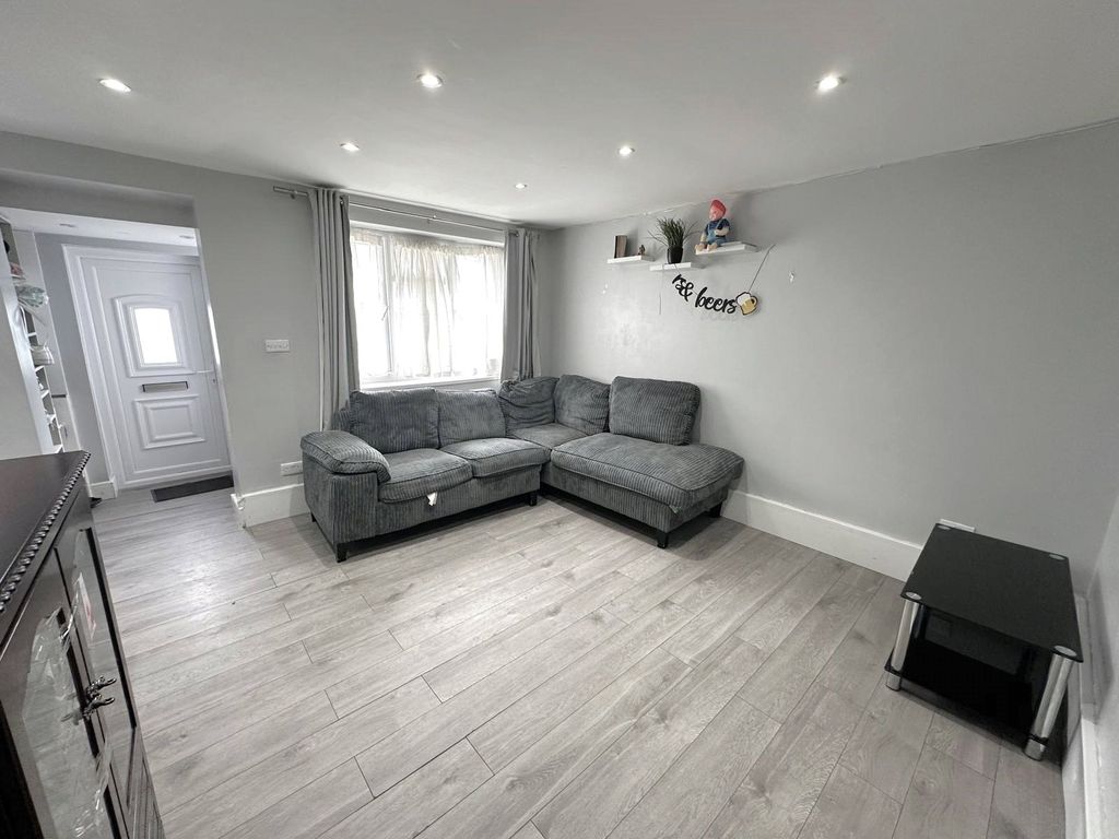 Property photo 3 of 8 Lounge (2)