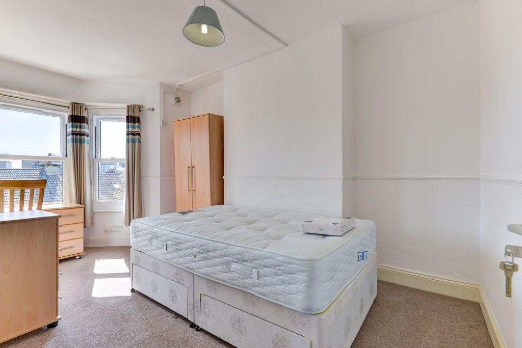 Property photo 3 of 18 Bright And Airy Double Bedroom Featuring A Comfort...