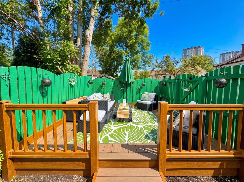 Property photo 1 of 21 Millbrix Avenue, Glasgow Decking