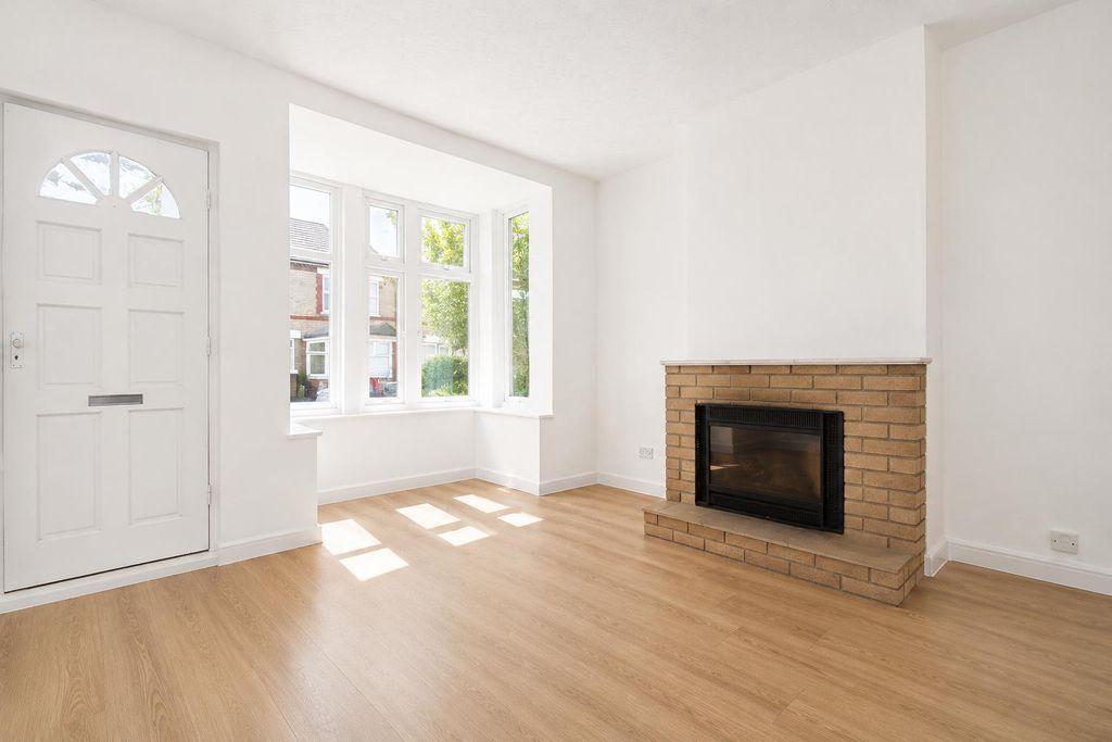 Property photo 2 of 10 64 Belsize Lounge.Png