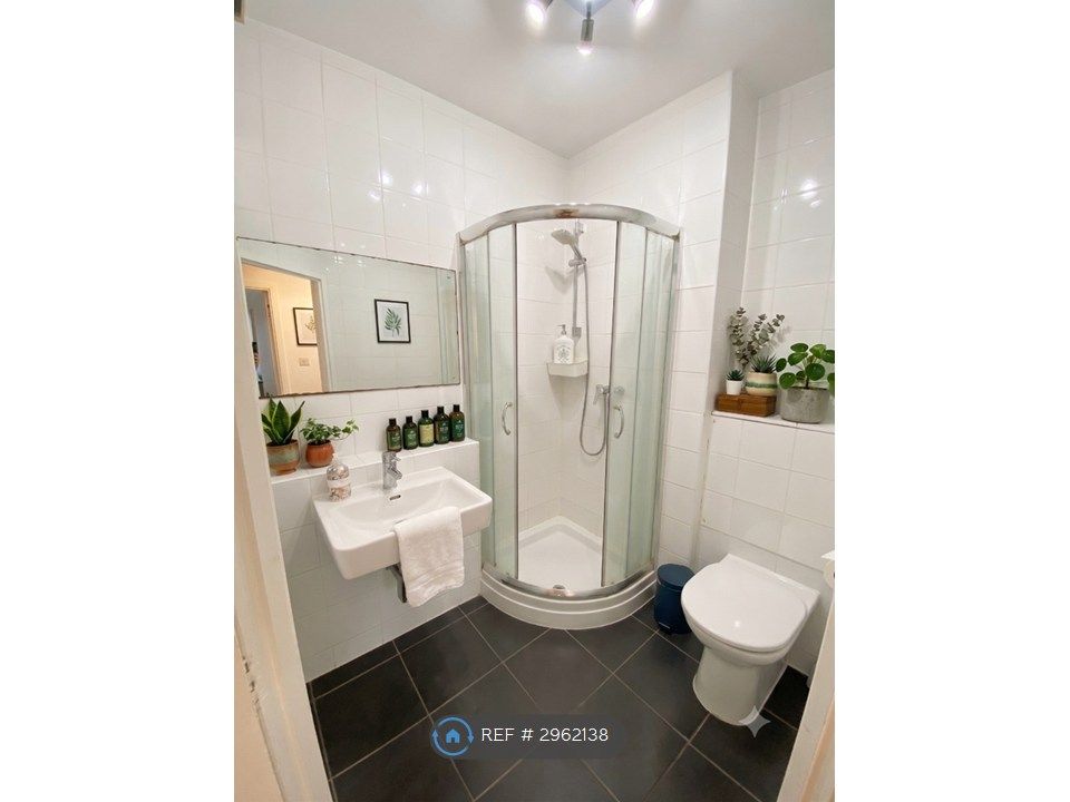 Property photo 3 of 11 Ensuite Shower Room