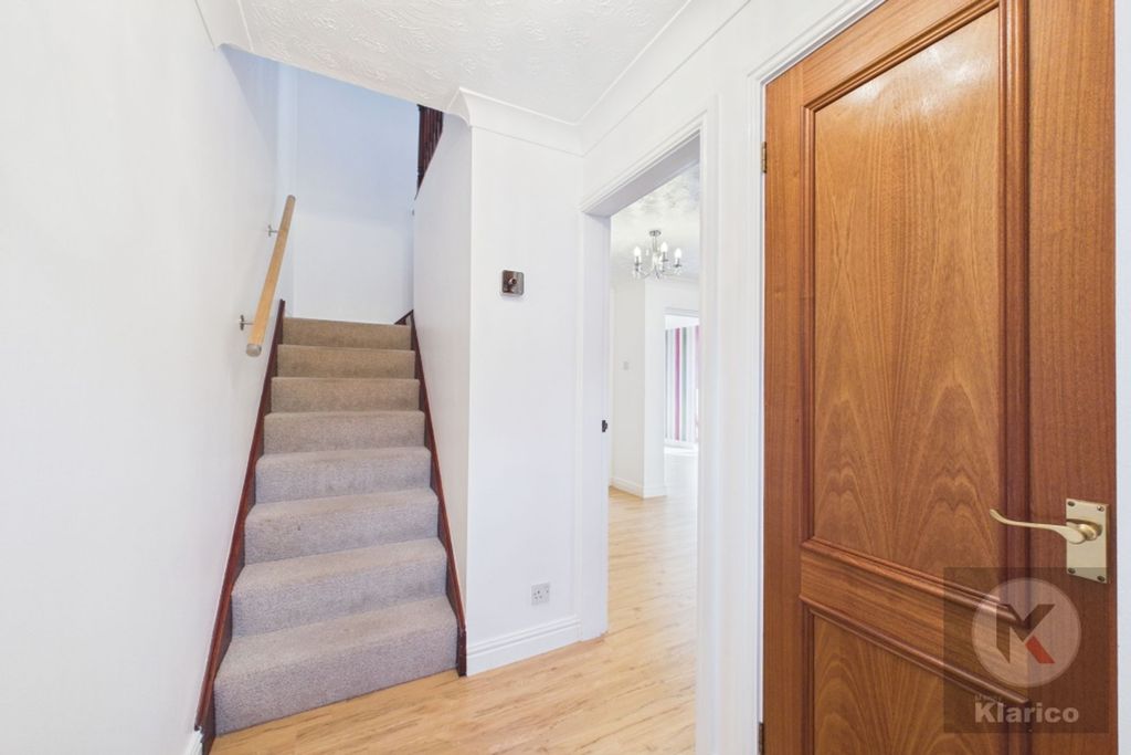 Property photo 2 of 22 Hallway