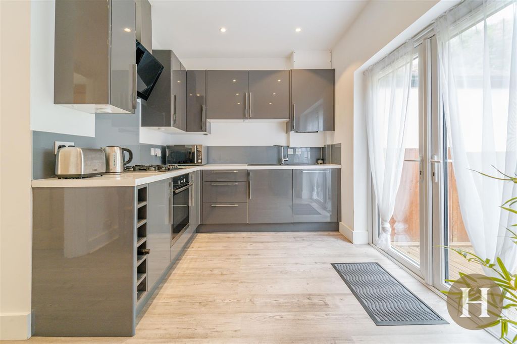 Property photo 3 of 22 Hadleigh Estate Agents-5.Jpg