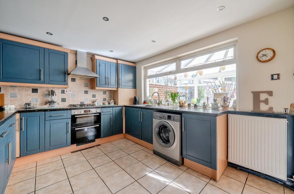 Property photo 3 of 18 19 Charnwood Gardens (9).Jpg