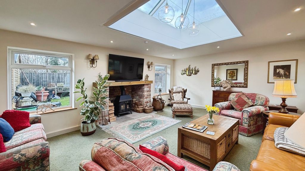 Property photo 3 of 16 Lounge