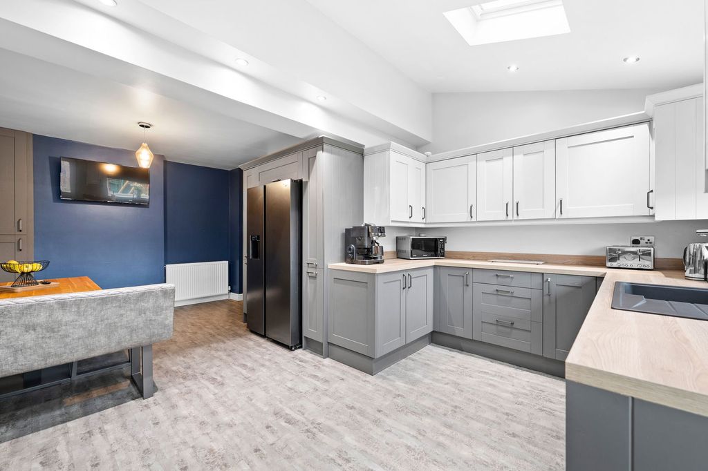 Property photo 2 of 28