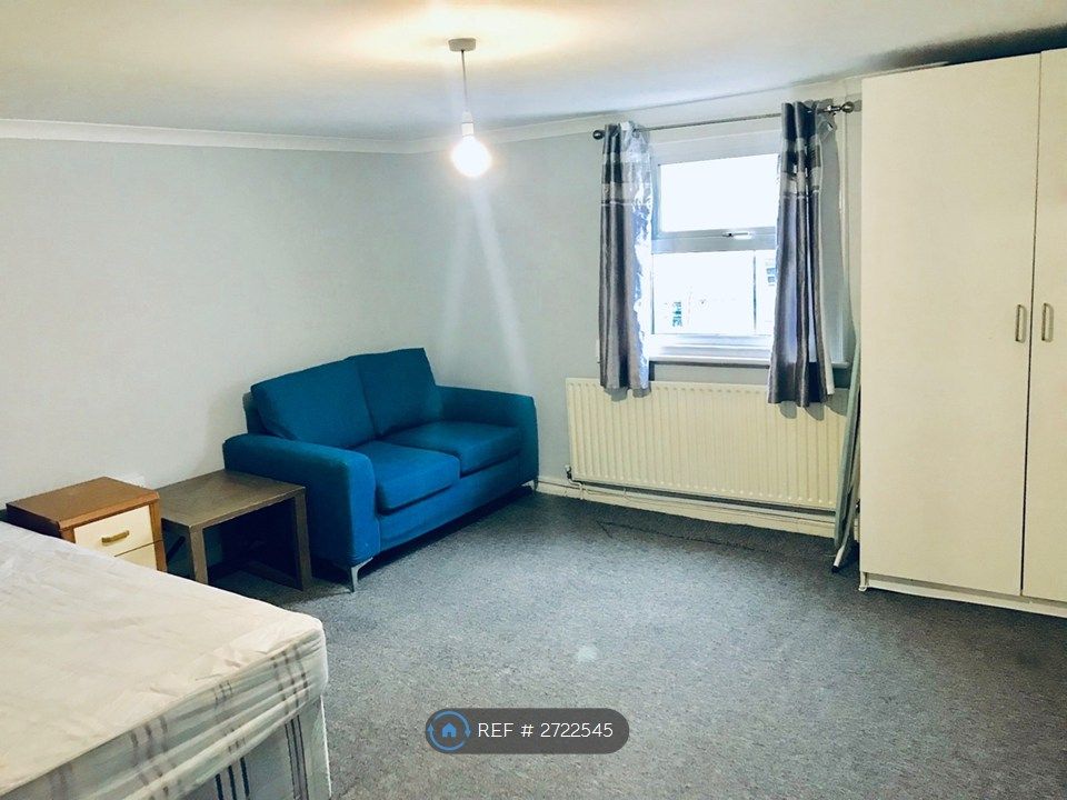 Property photo 1 of 6 Bedroom/Lounge