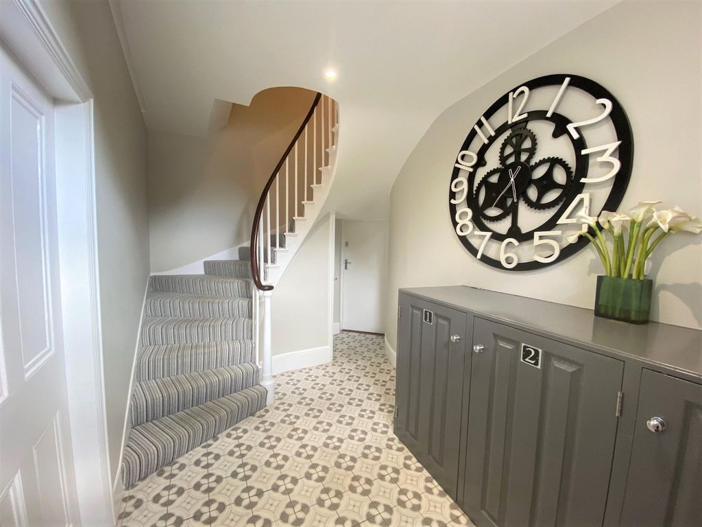 Property photo 2 of 10 Entrance Hall