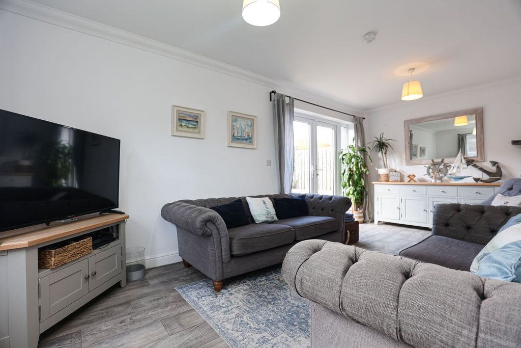 Property photo 3 of 17 Lounge