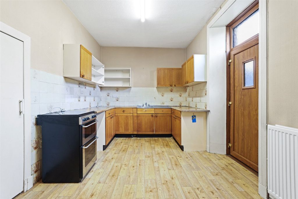 Property photo 3 of 12 Kitchen