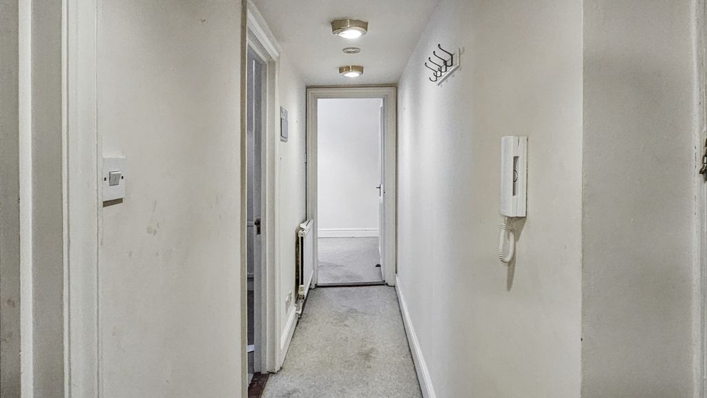 Property photo 2 of 18 Flat 6 Edinburgh House, 56-57 Courtfield Gardens, London Sw5 0Nf