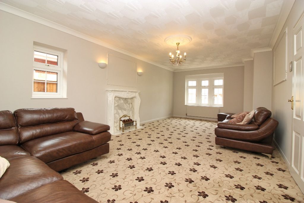 Property photo 3 of 15 Lounge
