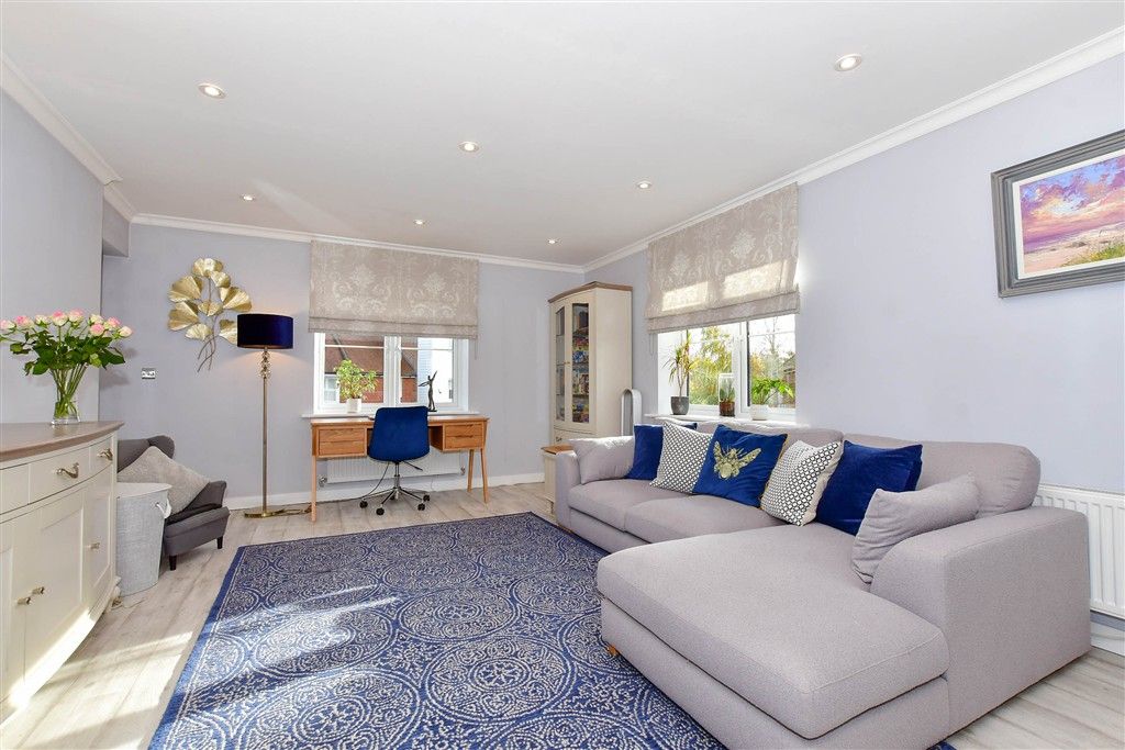 Property photo 3 of 11 Lounge Area